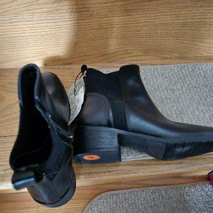 NWT Sahara black boots